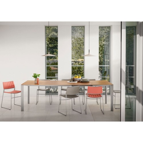 Akashi Midj extendable table with painted metal legs