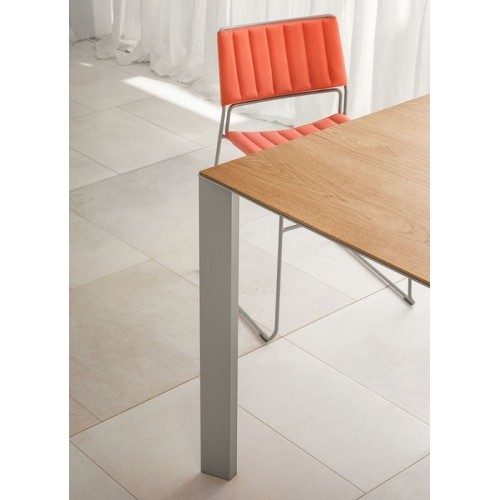 Akashi Midj extendable table with painted metal legs