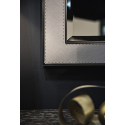 Amelia Cantori mirror with refined classic design