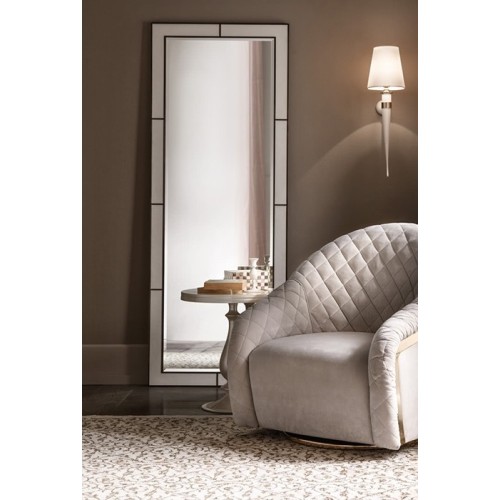 Amelia Cantori mirror with refined classic design