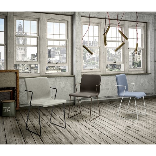 Fluid Zamagna upholsterd sled chair