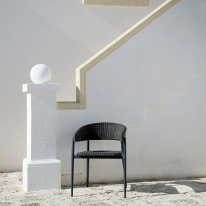 Experience Unopiù armchair with curved backrest