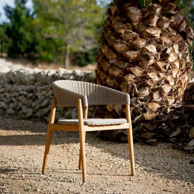 Pevero Unopiù armchair with curved backrest