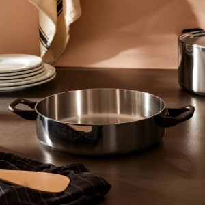 la-cintura-di-orione-alessi-low-casserole-with-two-handles