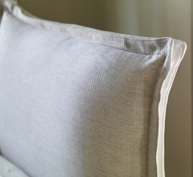 The headboard of the bed can be accessorised with four models of sartorial finishes: